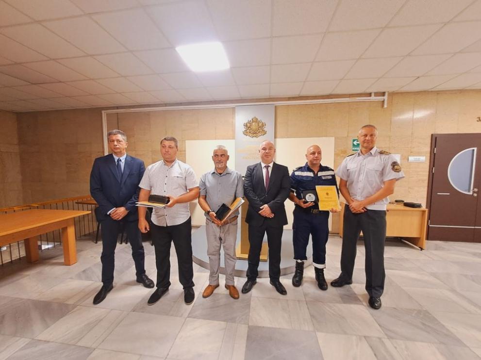 Отличиха героите, открили телата на двете деца в река Струма,