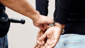 арест полиция мъж задържан мъж