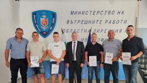 Наградиха петима мъже спасили двама пострадали при тежка акция под