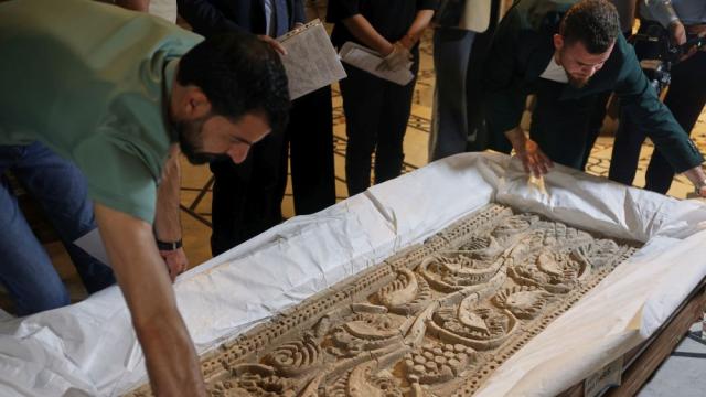 Със самолета на Макрон: Франция върна на Сирия 23 археологически ценности, пазени 15 г.