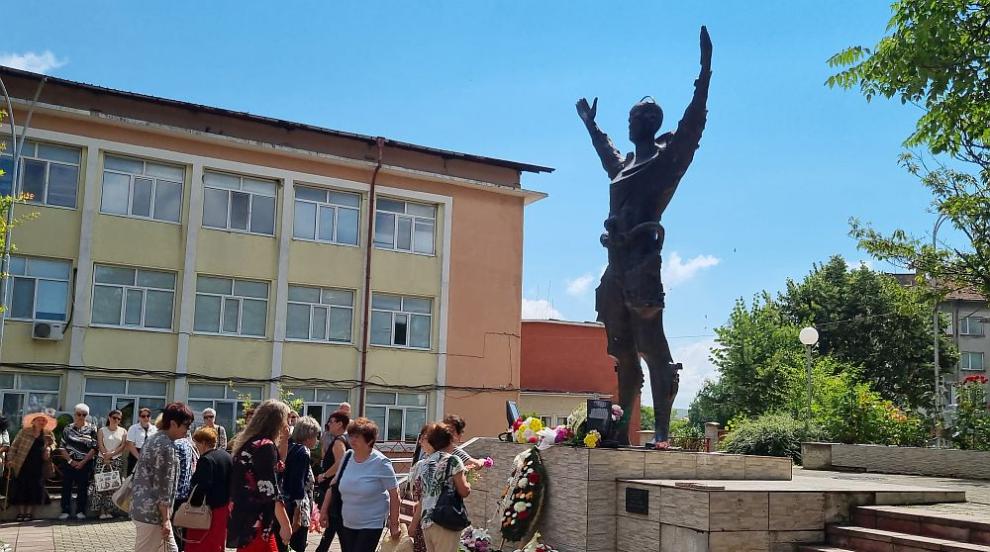 В деня на поклонение: отвориха завета на космонавта Александър Александров към идните поколения
