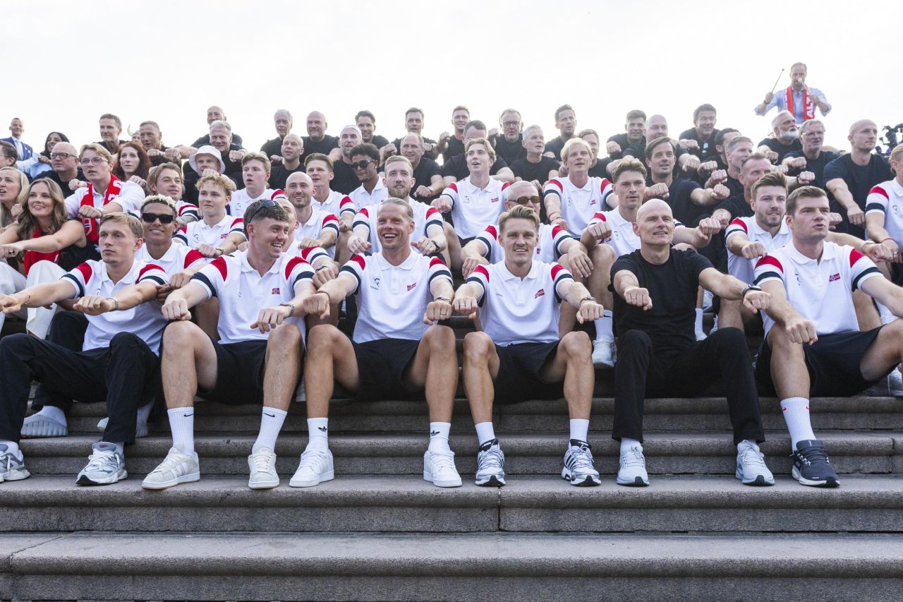 <p>Въпреки че Световното първенство приключи за тях на крачка от полуфиналите, норвежките национали бяха посрещнати в родината си като абсолютни шампиони</p>