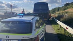 Пътни полицаи овладяха бързо ситуация с аварирал автобус