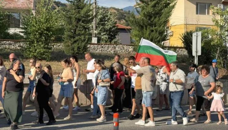 а - АПИ маха 7 колчета от главен път Е-79 в Кресна