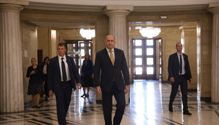 Румен Радев - Револверът на Радев взриви парламента!
