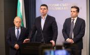 Народни представители от ПГ „Демократична България“ дават изявление пред медиите в Народното събрание. На снимката (от ляво надясно): Атанас Атанасов, Ивайло Мирчев и Божидар Божанов.