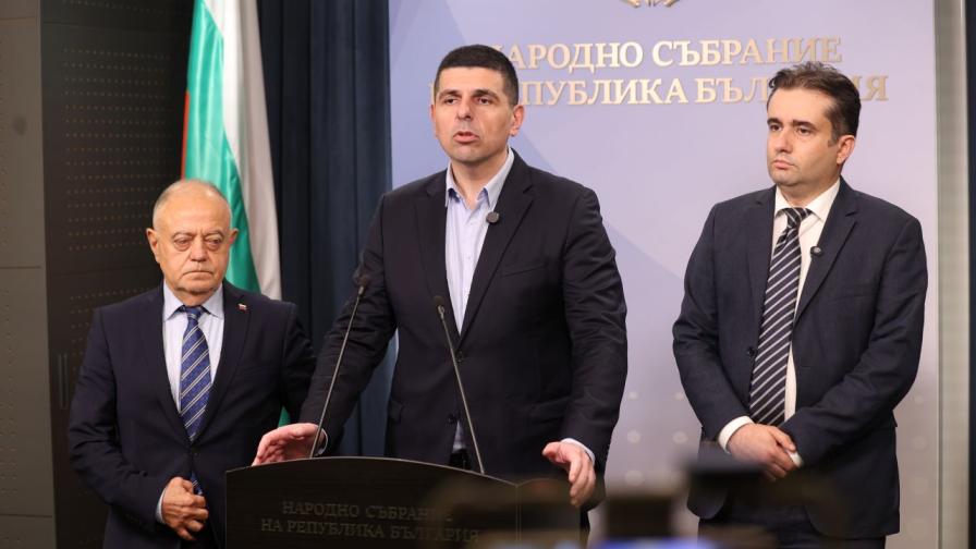 Народни представители от ПГ „Демократична България“ дават изявление пред медиите в Народното събрание. На снимката (от ляво надясно): Атанас Атанасов, Ивайло Мирчев и Божидар Божанов.
