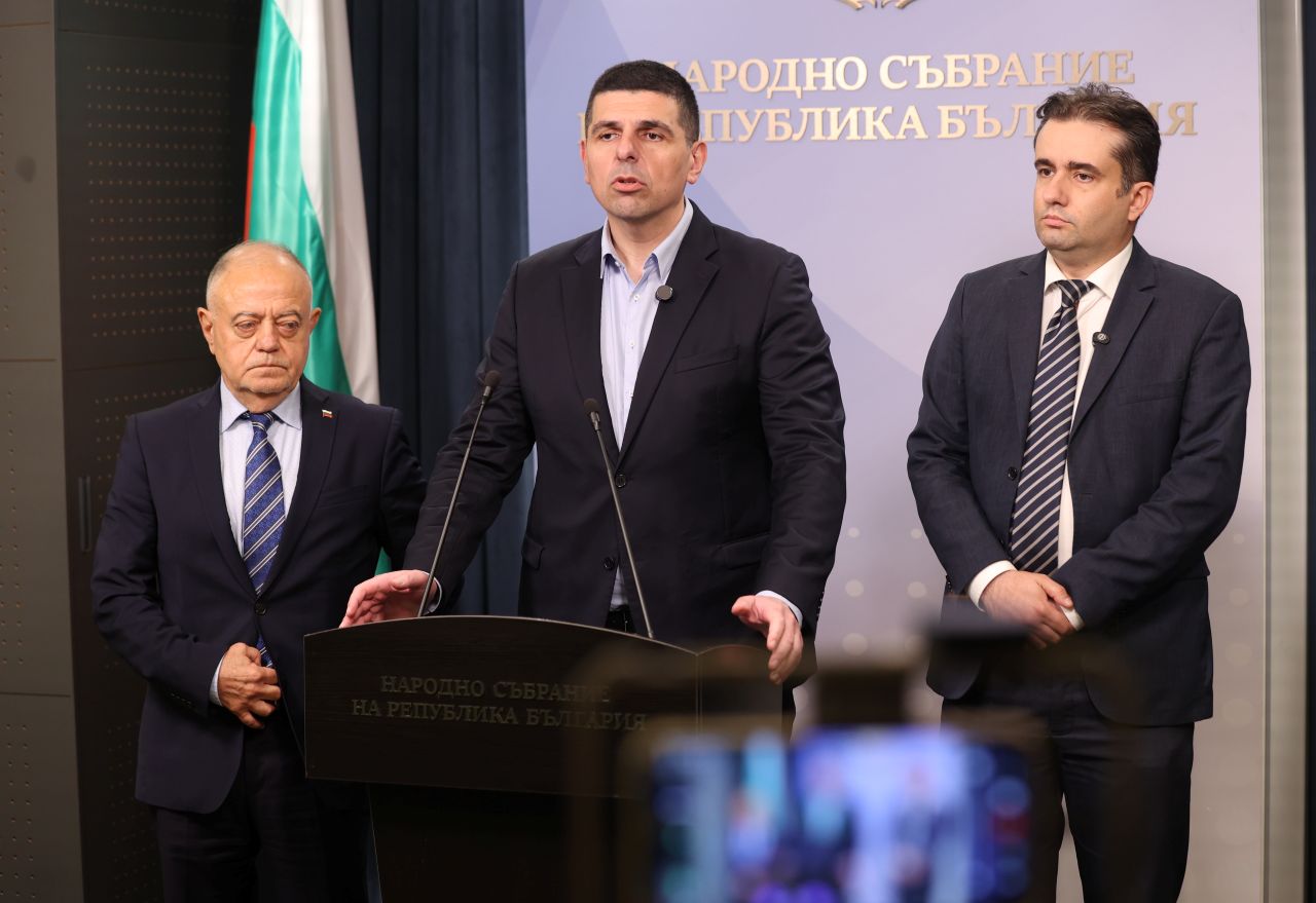 ДБ призова Йотова да свика КСНС за геополитическите рискове пред страната
