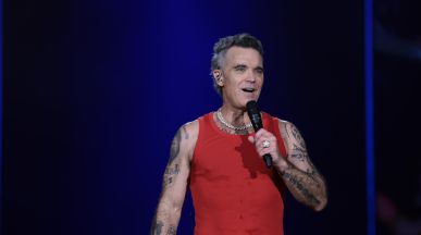 Robbie Williams представи нова версия на химна на ФИФА „Desire“