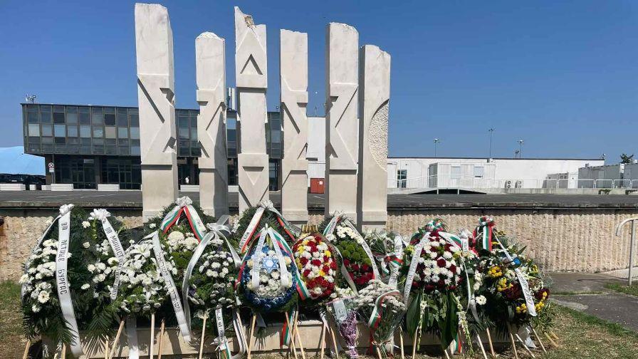 Всяка година на 18 юли край мемориала на летище „Сарафово“ се организира възпоменателна церемония в памет на жертвите