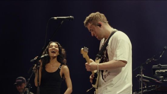 SAM FENDER И OLIVIA DEAN ПОДОБРИХА 32-ГОДИШЕН РЕКОРД С „REIN ME IN“