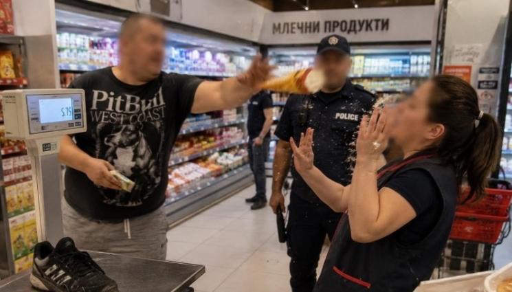 р - Луд екшън в магазин! Изперкал претегля обувките си на кантар, замеря продавачката с кроасани и сладолед