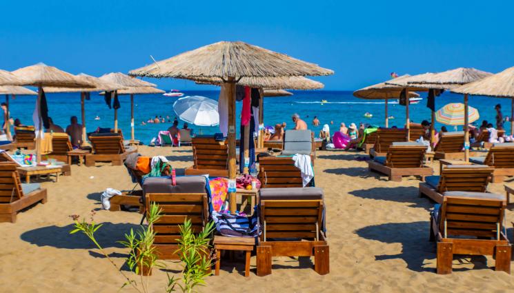 Гърция плаж - Глобяват 1000 евро за тенис и псуване на карти в Гърция