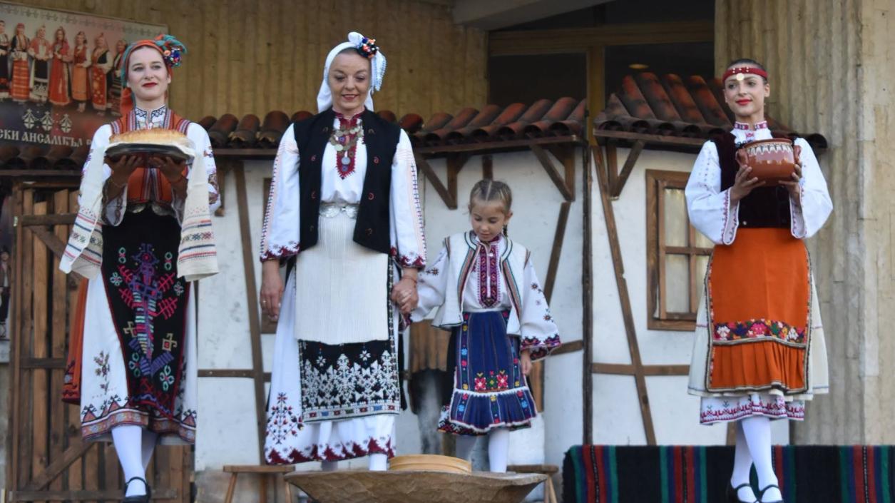 „Да правим таратор, а не терор“ на Панаира на киселото мляко в Разград 