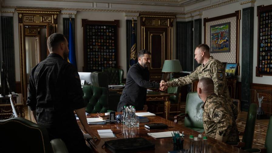 Украинският президент Володимир Зеленски, се ръкува с новия главнокомандващ на въоръжените сили на Украйна Михайло Драпати по време на срещата им в Киев, 20 юли 2026 г.