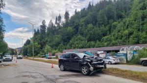 Катастрофа между два автомобила затруднява движението по обходния път в