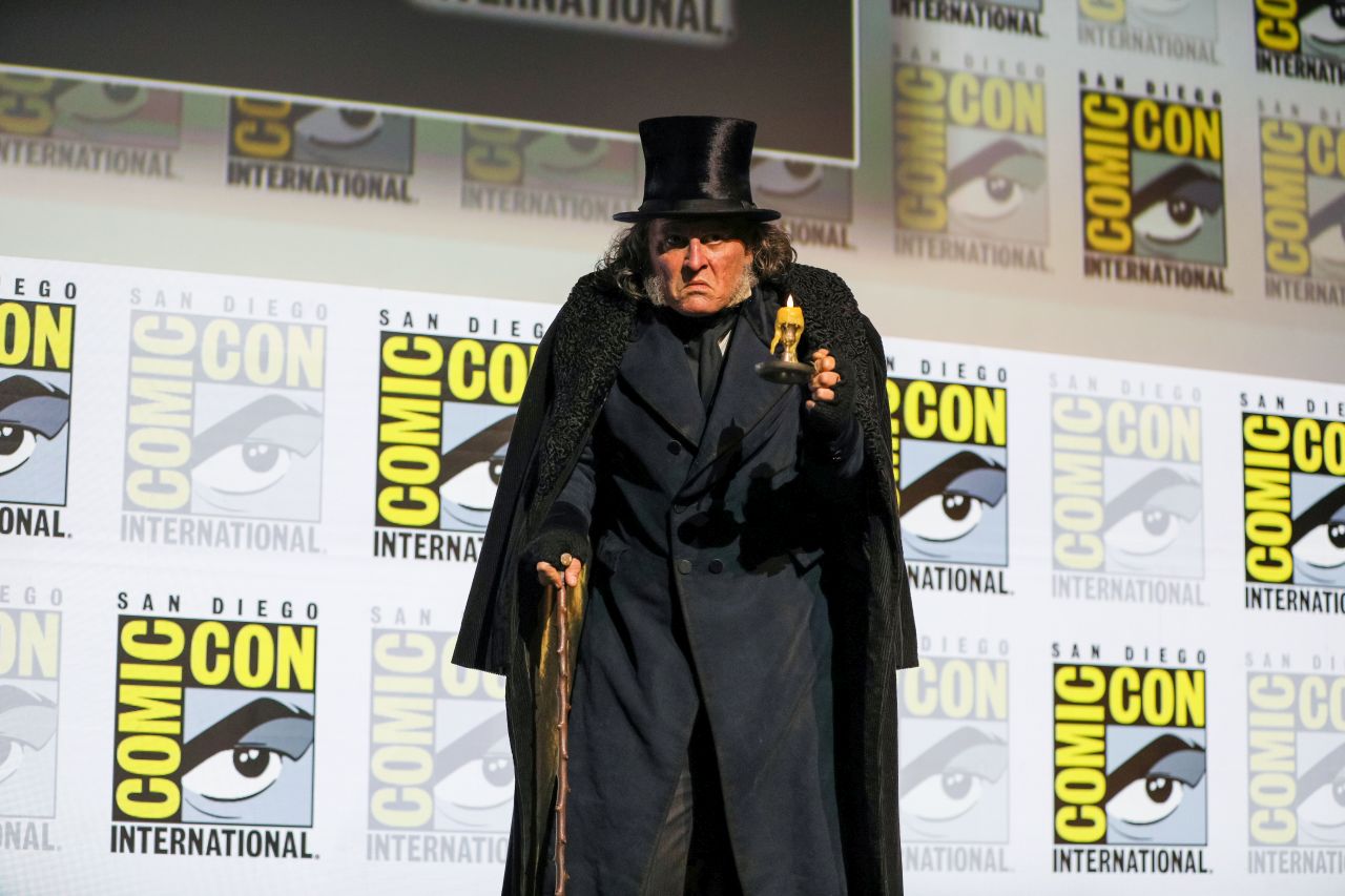 <p>Джони Деп смая феновете, появявайки се в четвъртък на Comic-Con в Сан Диего, дегизиран като Ебенезър Скрудж. Ролята му във филма &bdquo;Ебенезър: Коледна песен&ldquo; е завръщането на Деп към заглавията от гигантите в Холивуд.</p>