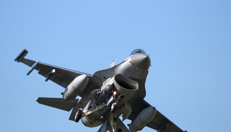 f 16 - НА ЕДИН ХВЪРЛЕЙ ОТ БЪЛГАРИЯ: Румънски изтребител F-16 свали дрон след руска атака