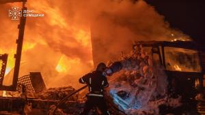 пожарникари гасят пожар след руска въздушна атака в Суми