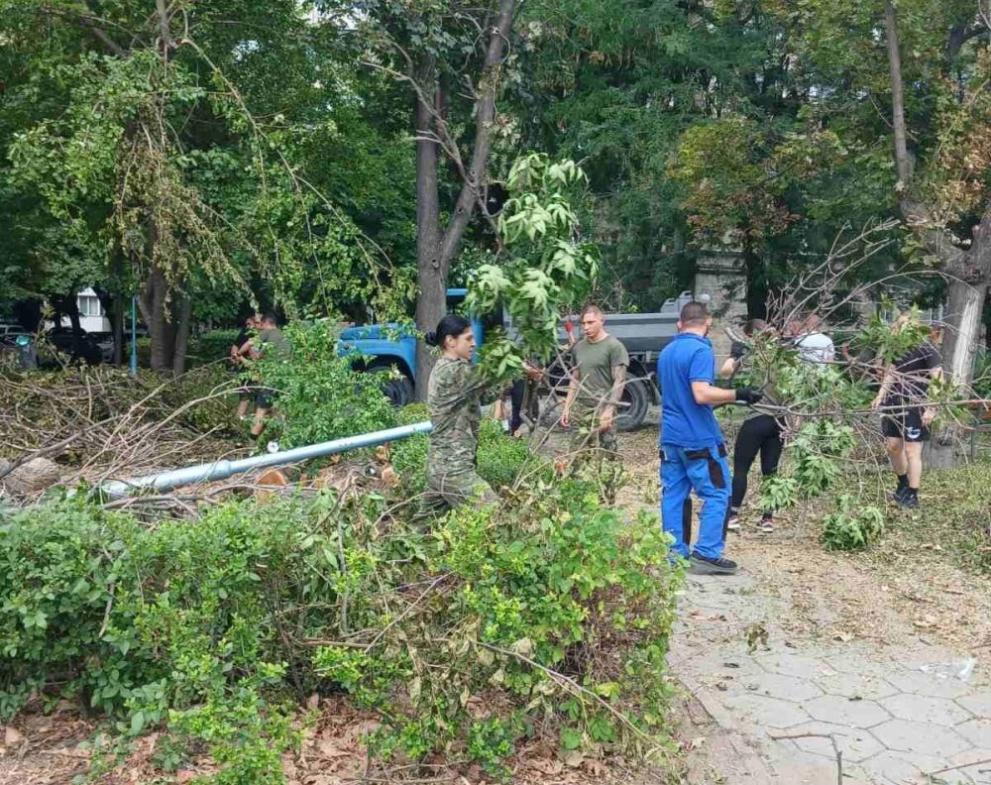 Военнослужещи от СКСО оказват помощ по преодоляване на щетите от силната буря в Пловдив