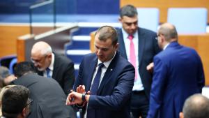 парламент удължено работно време