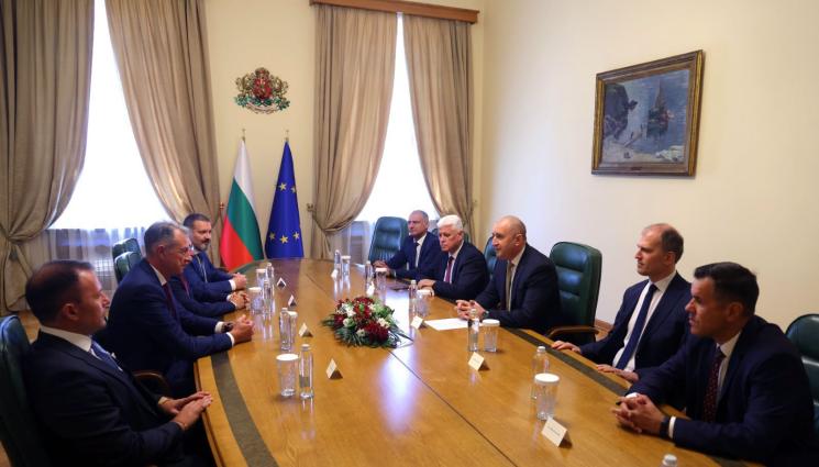с - Самолети срещу пожари и нова техника за армията: България преговаря с Leonardo