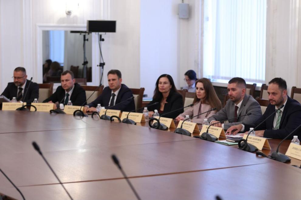 Комисията по външна политика провежда редовно заседание в Народното събрание