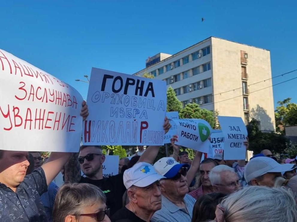 Жители на Горна Оряховица се събраха с настояване кметът Николай Рашков да остане на поста