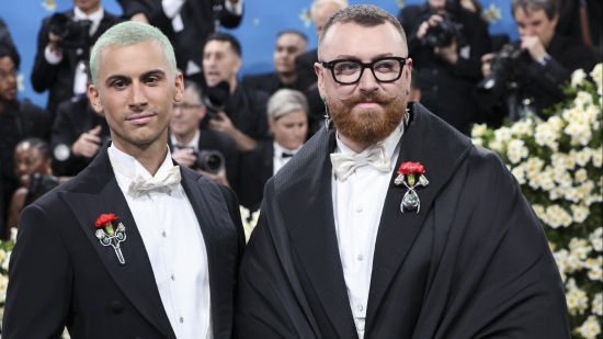 Sam Smith потвърди годежа си с Christian Cowan