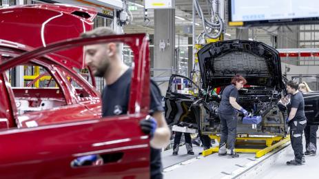Унгария плаща 15 евро на час, Германия - 50, защо ли Mercedes гледа натам