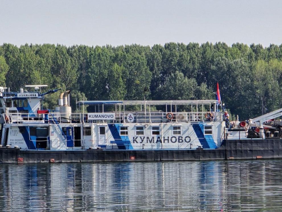 Провежда се операция по изтегляне на заседналия круизен кораб в река Дунав край видинското село Гомотарци