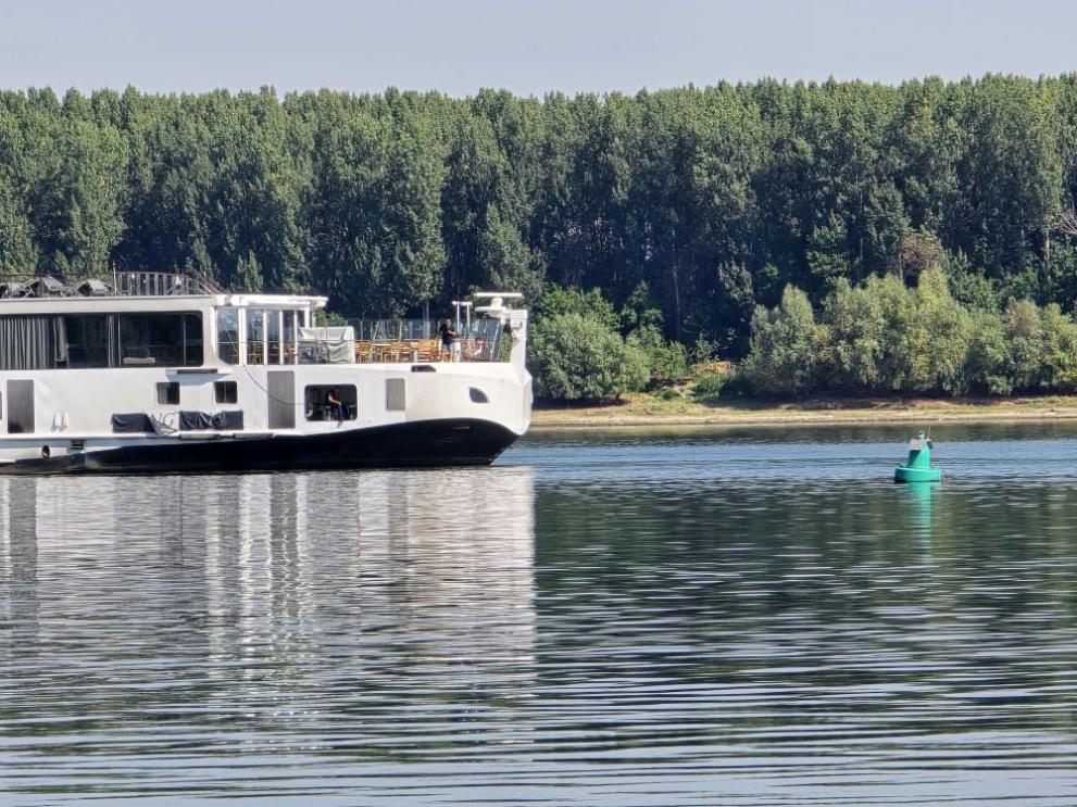 Провежда се операция по изтегляне на заседналия круизен кораб в река Дунав край видинското село Гомотарци