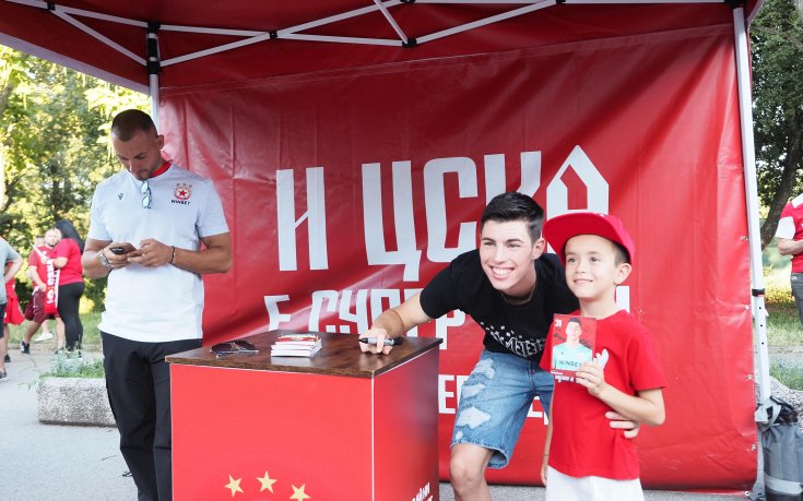 Ето кой зарадва малки и големи фенове на ЦСКА (ВИДЕО+СНИМКИ)