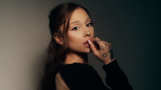 ARIANA GRANDE ПРЕДСТАВЯ ОСМИЯ СИ СТУДИЕН АЛБУМ PETAL