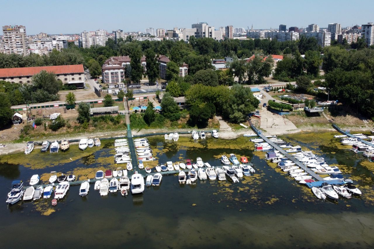 <p>Сърбия: Исторически ниските нива и рекордното засушаване сковаха река Дунав в Унгария, Сърбия, Румъния и България, блокирайки кораби и разкривайки сухоземни прагове без аналог от десетилетия.</p>