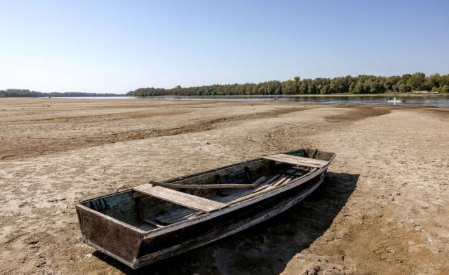 Заседна кораб в река Дунав заради критично ниското ниво на водата
