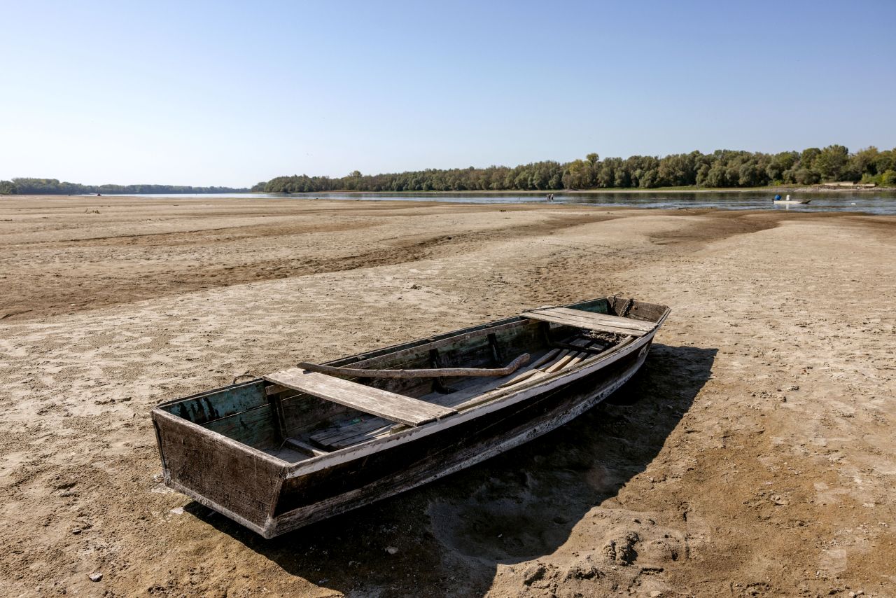 Заседна кораб в река Дунав заради критично ниското ниво на водата