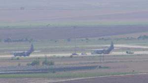 Два американски самолета кацнаха в Безмер