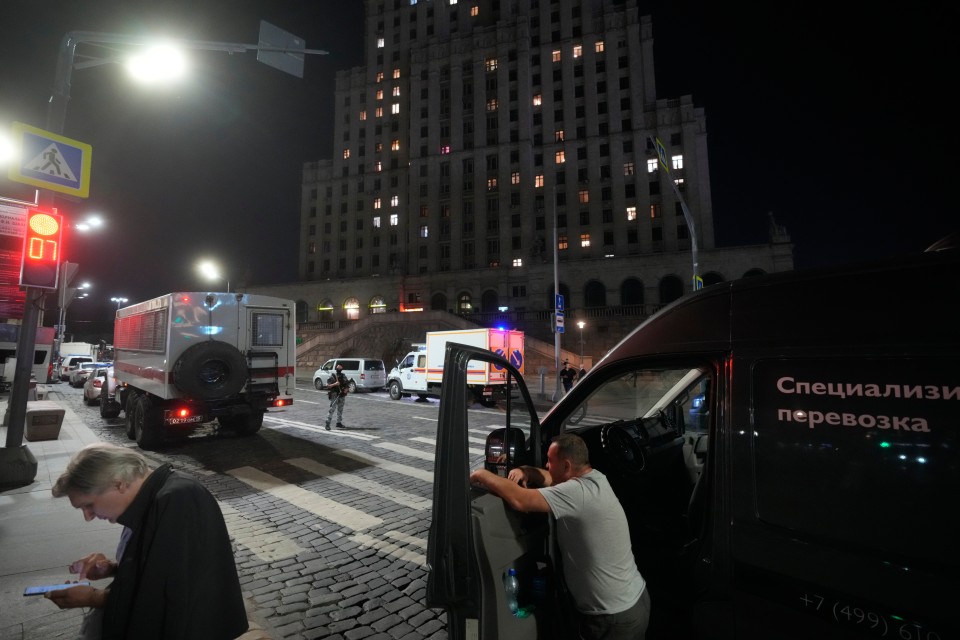 <p>Трима души загинаха, а 21 са ранени при взрив пред луксозен ресторант в центъра на руската столица. Бомбата е била носена от жена, която направила опит да влезе в заведението по време на провеждането на частно събитие.</p>