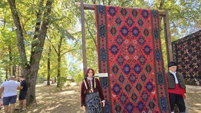 Правнук на Райна Княгиня дари 147-годишен килим на музея в Котел (ВИДЕО/СНИМКИ)