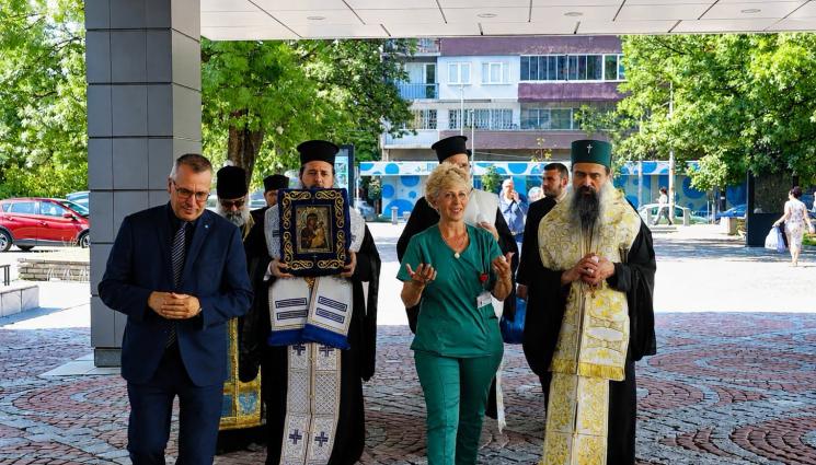 д - Чудотворната Хавайска икона влезе във ВМА (СНИМКИ)