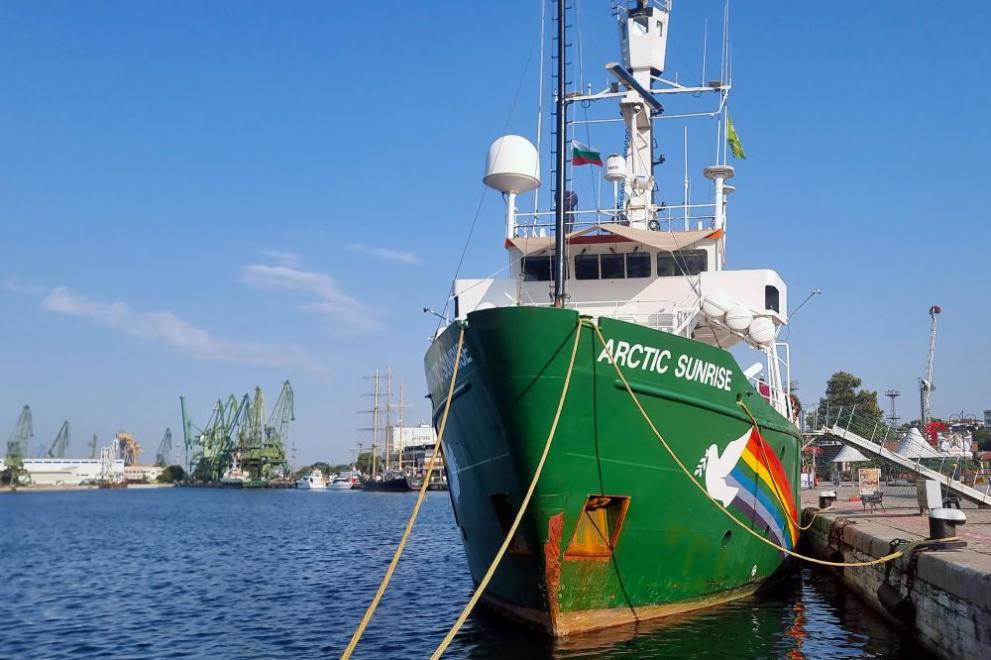 Корабът е в Черно море в подкрепа на кампанията да се спре добивът на нефт и газ в акваторията