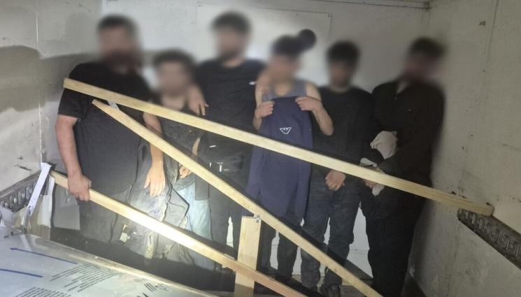 a - Задържаха 8 мигранти в тайник на българо-гръцката граница