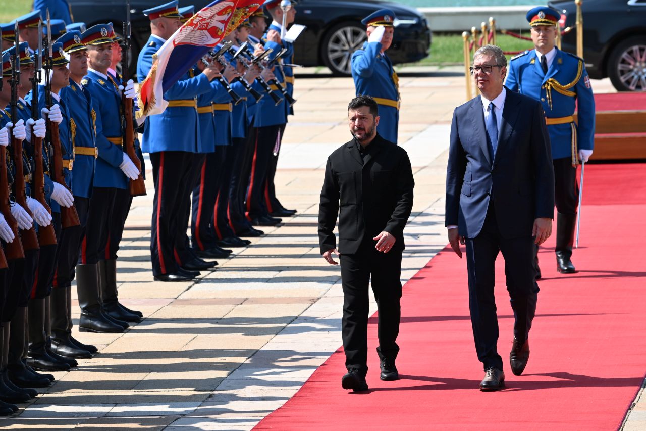 <p>Сръбският президент Александър Вучич посрещна украинския президент Володимир Зеленски пред Палатата на Сърбия в Белград с официална церемония</p>