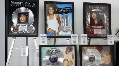 Почетоха Whitney Houston с кукла Barbie