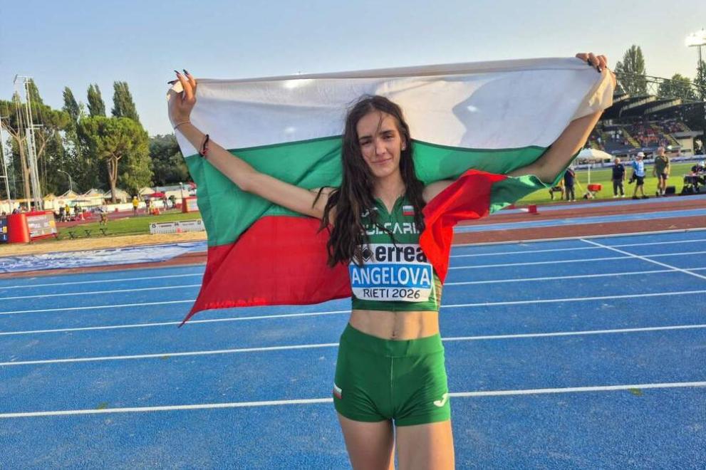 Само преди по-малко от месец, на 19 юли, Ангелова спечели и европейската титла за девойки под 18 години в Риети, Италия с най-добър резултат в света за годината при девойките – 13.98