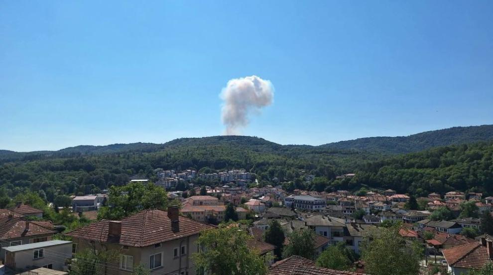Контролирано взривяват боеприпаси край село Белица