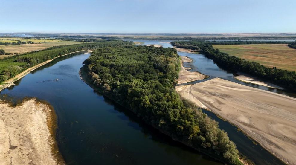 Нов кораб заседна в река Дунав заради критично ниското ниво