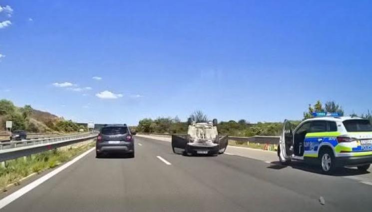а - Кола се преобърна по таван на магистрала Хемус