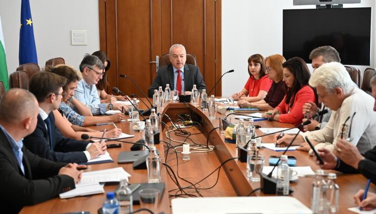 с - Минималната заплата влиза в нова ера: 620 евро през 2026 г., нова формула от 2027 г.